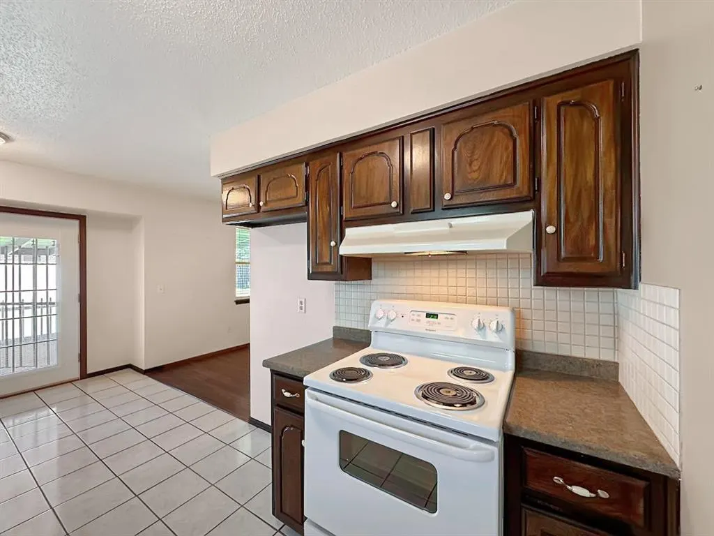 Photo 9 — 1049 NW 25th Street, Moore, OK 73160