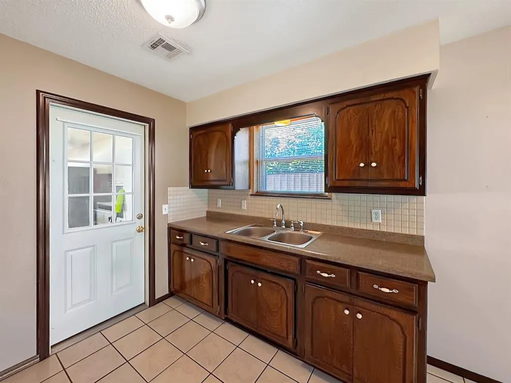 Photo 10 — 1049 NW 25th Street, Moore, OK 73160