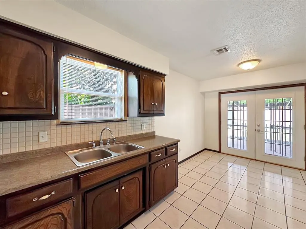 Photo 11 — 1049 NW 25th Street, Moore, OK 73160