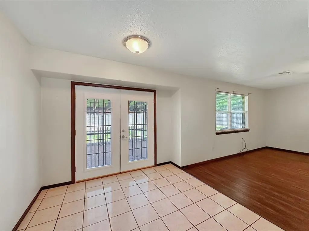 Photo 12 — 1049 NW 25th Street, Moore, OK 73160