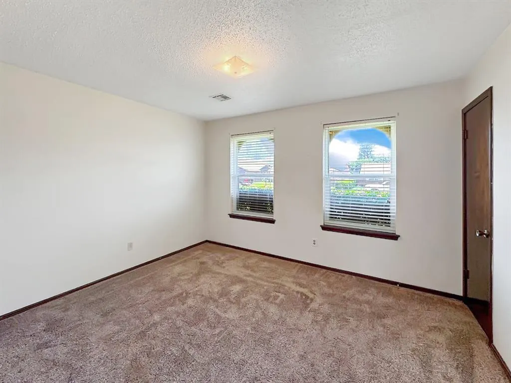 Photo 14 — 1049 NW 25th Street, Moore, OK 73160