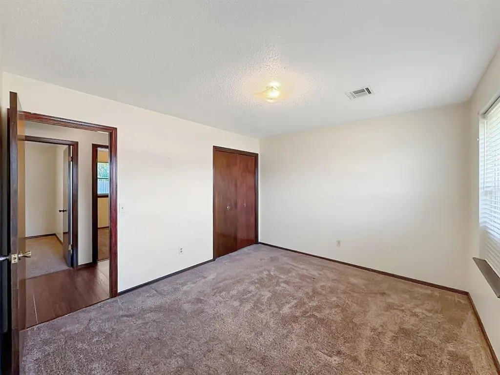 Photo 15 — 1049 NW 25th Street, Moore, OK 73160