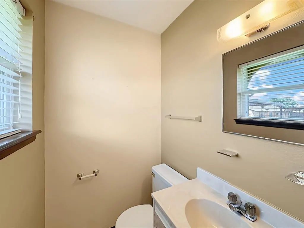 Photo 16 — 1049 NW 25th Street, Moore, OK 73160