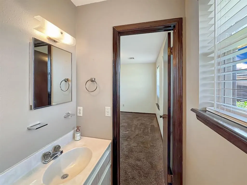Photo 17 — 1049 NW 25th Street, Moore, OK 73160
