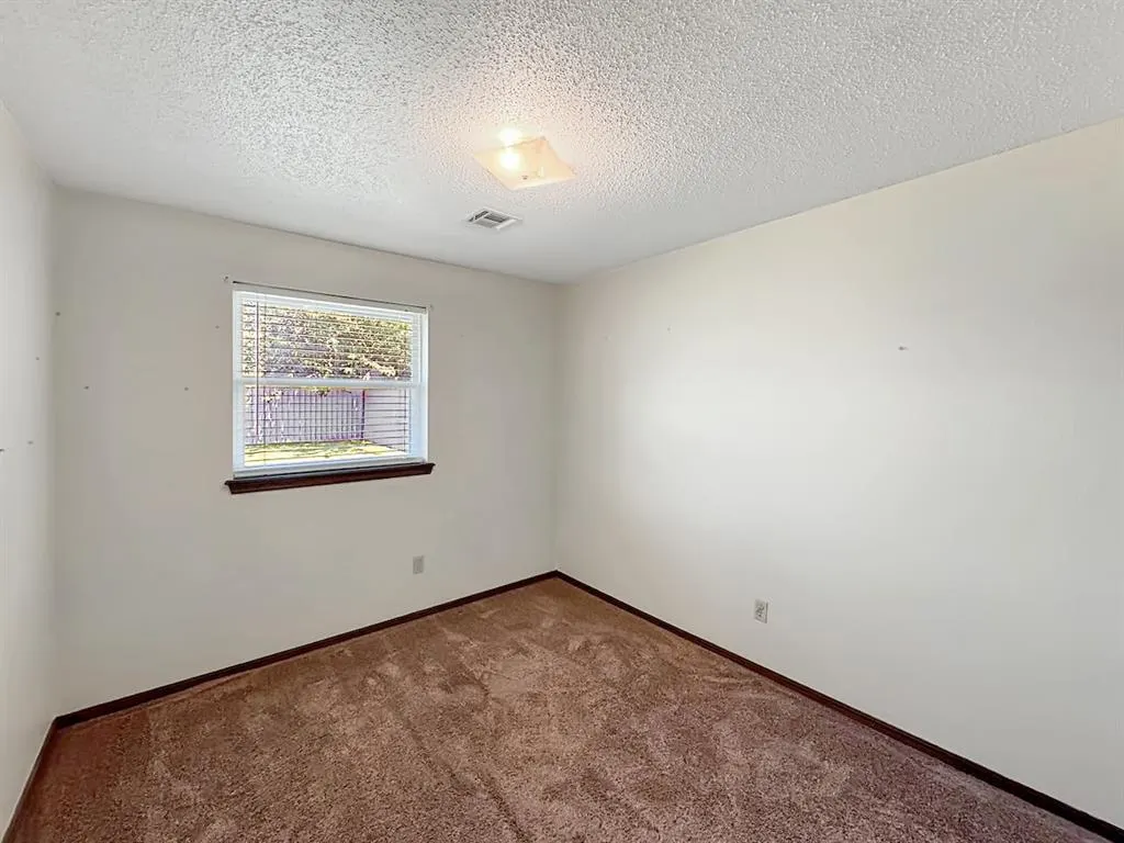 Photo 18 — 1049 NW 25th Street, Moore, OK 73160