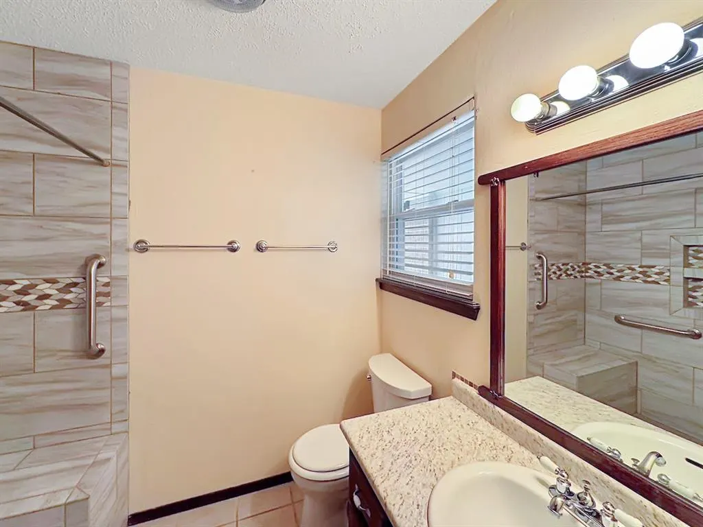 Photo 21 — 1049 NW 25th Street, Moore, OK 73160
