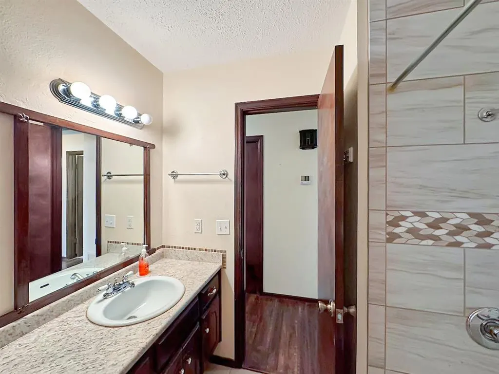 Photo 22 — 1049 NW 25th Street, Moore, OK 73160