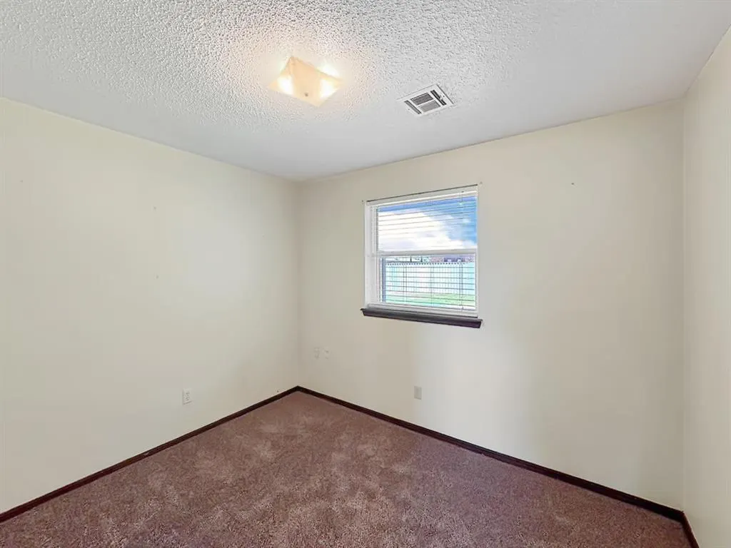 Photo 24 — 1049 NW 25th Street, Moore, OK 73160