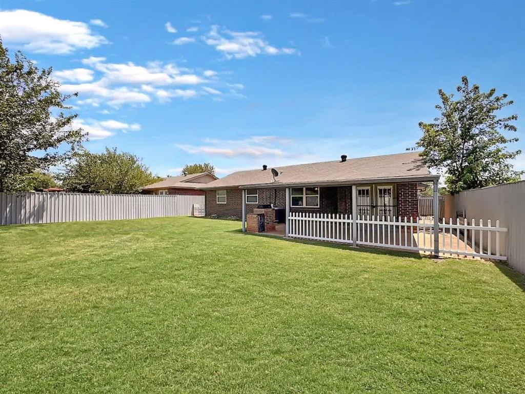 Photo 31 — 1049 NW 25th Street, Moore, OK 73160