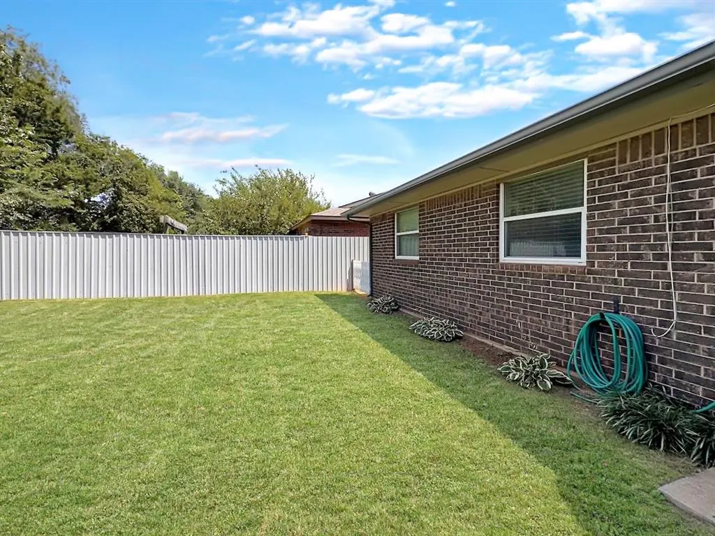 Photo 33 — 1049 NW 25th Street, Moore, OK 73160