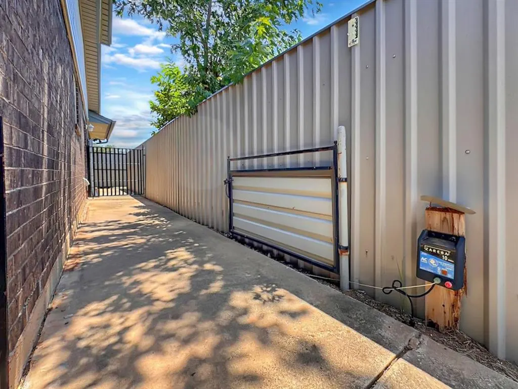 Photo 34 — 1049 NW 25th Street, Moore, OK 73160
