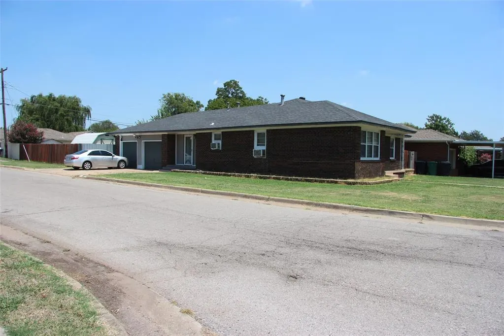 Photo 2 — 945 SW 51st Street, Oklahoma City, OK 73109