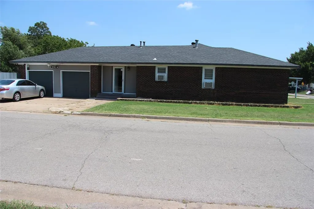 Photo 3 — 945 SW 51st Street, Oklahoma City, OK 73109
