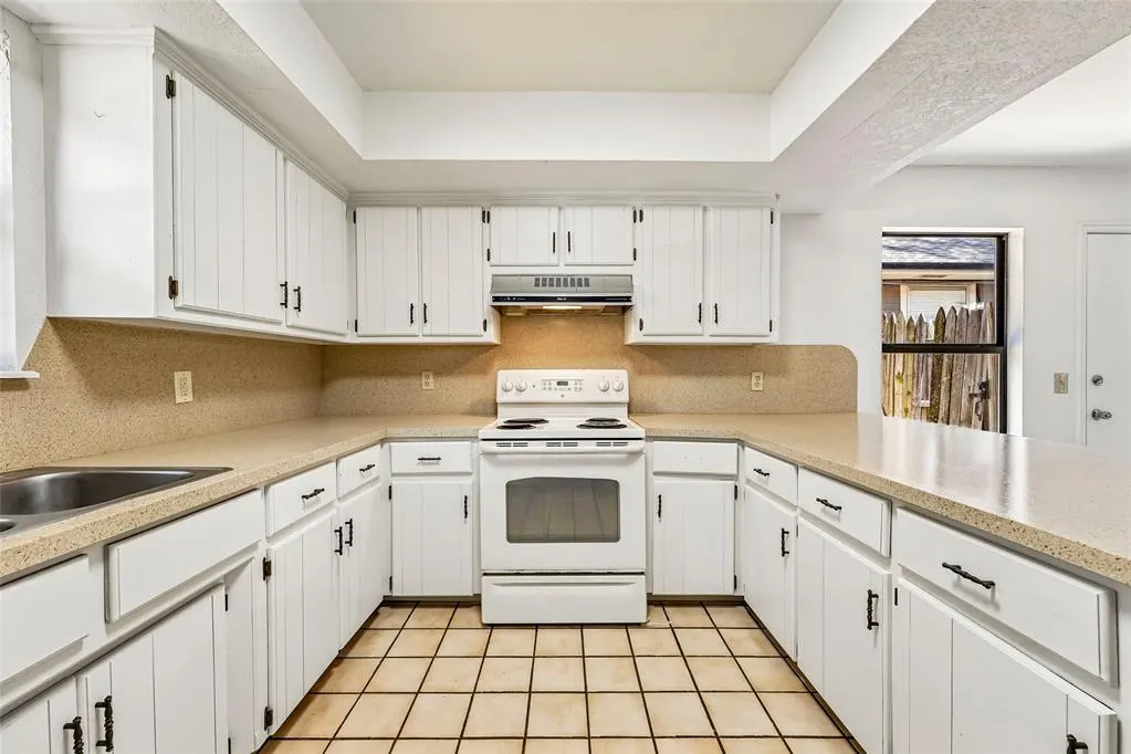 Photo 2 — 204 W Wayne Street, Edmond, OK 73003