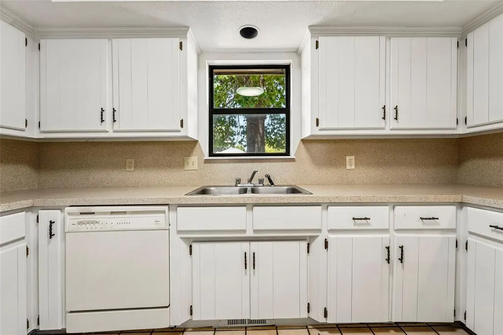 Photo 8 — 204 W Wayne Street, Edmond, OK 73003