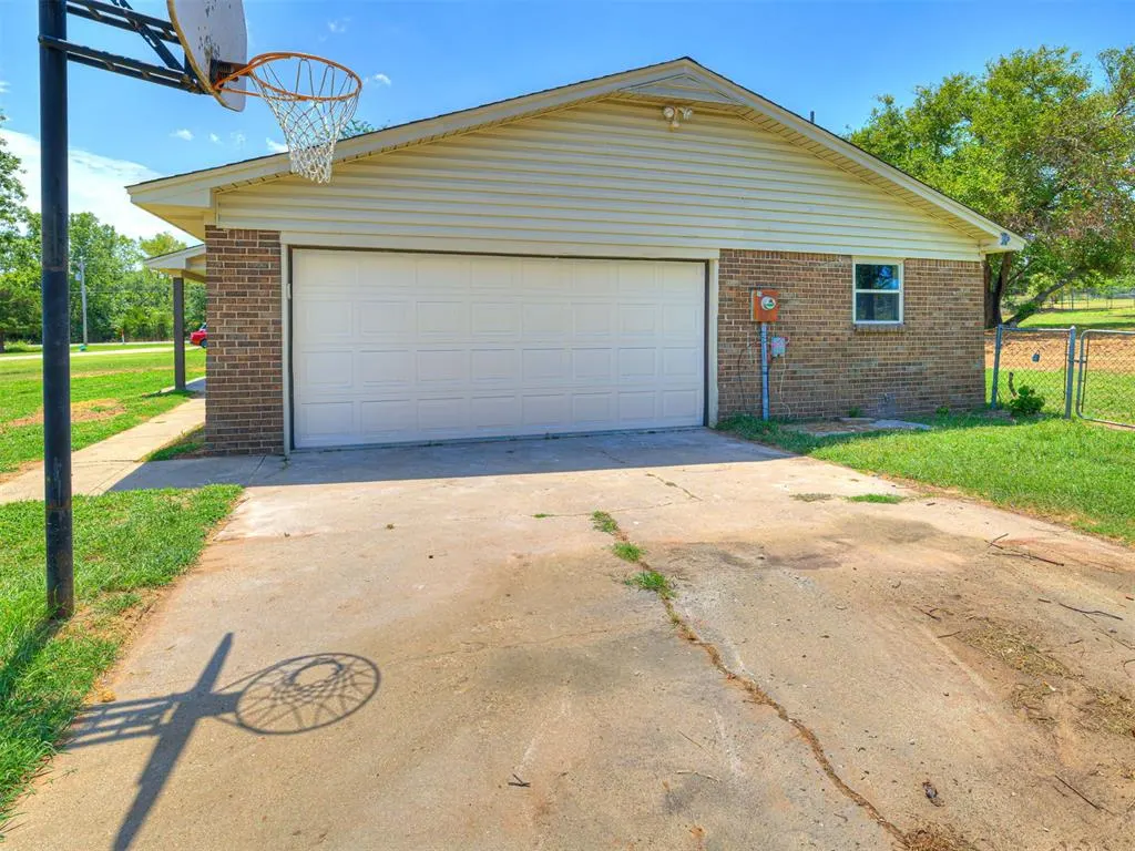 Photo 5 — 5704 Earl Drive, Shawnee, OK 74804