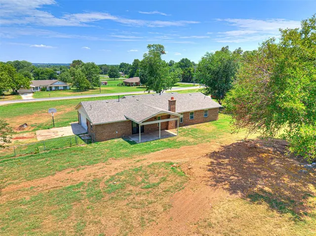 Photo 2 — 5704 Earl Drive, Shawnee, OK 74804