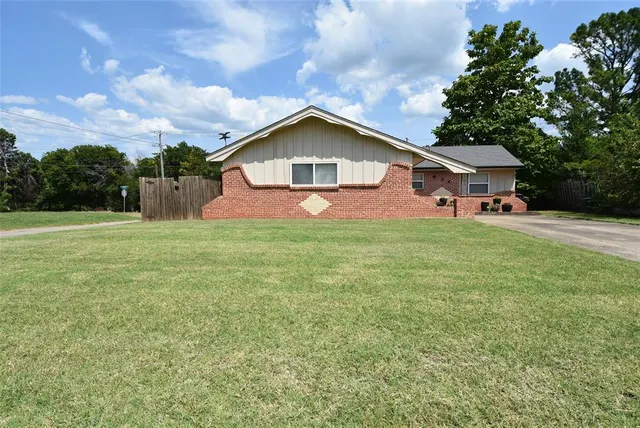 Photo 2 — 924 Cherokee Street, Seminole, OK 74868