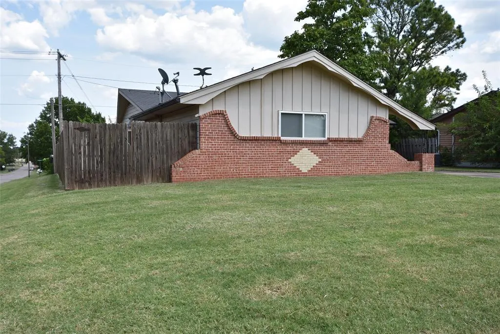 Photo 3 — 924 Cherokee Street, Seminole, OK 74868