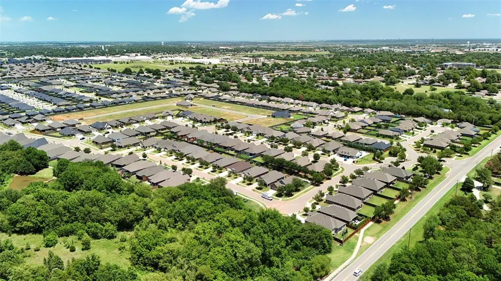 Photo 6 — 12724 NW 2nd Street, Yukon, OK 73099