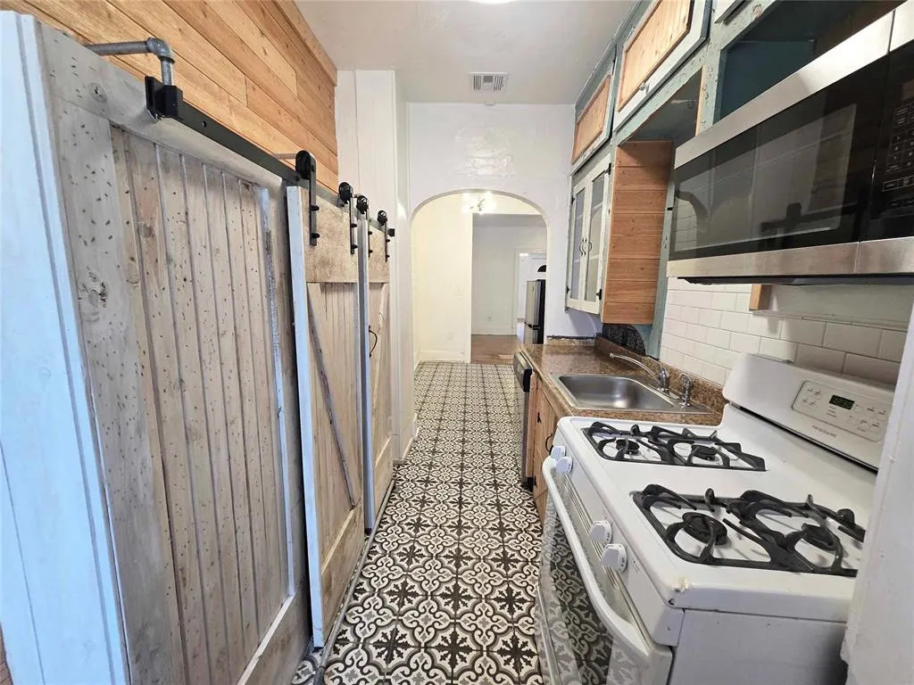 Photo 14 — 2203 N Barnes Avenue, Oklahoma City, OK 73107