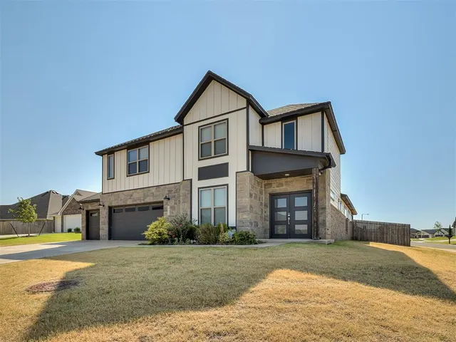 Photo 2 — 15400 Caspian Lane, Edmond, OK 73013