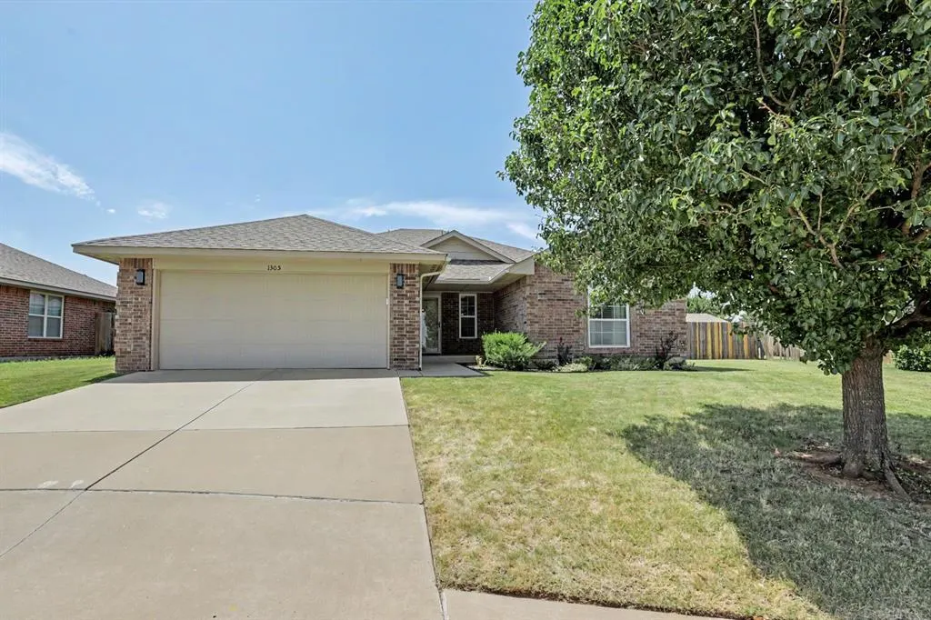 Front exterior — 1305 Leigh Circle, Yukon, OK 73099