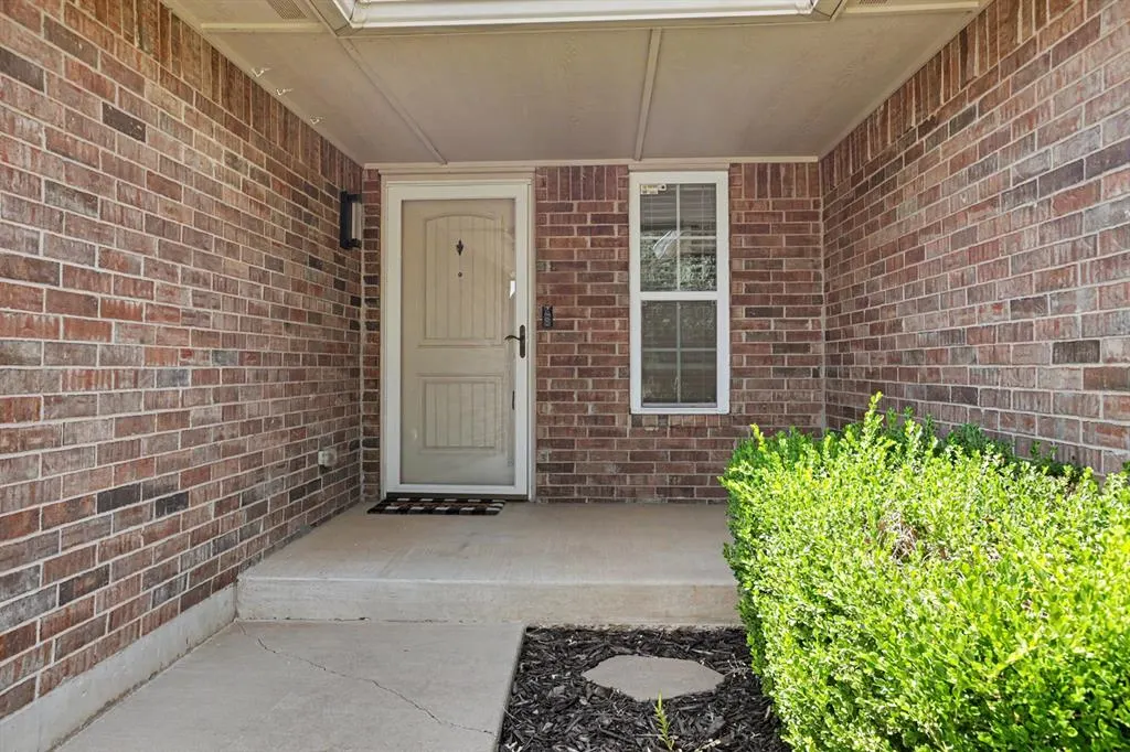 Photo 2 — 1305 Leigh Circle, Yukon, OK 73099