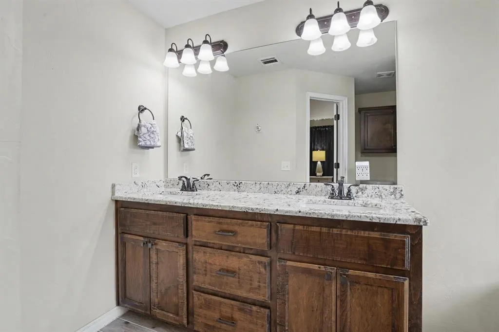 Photo 10 — 1305 Leigh Circle, Yukon, OK 73099