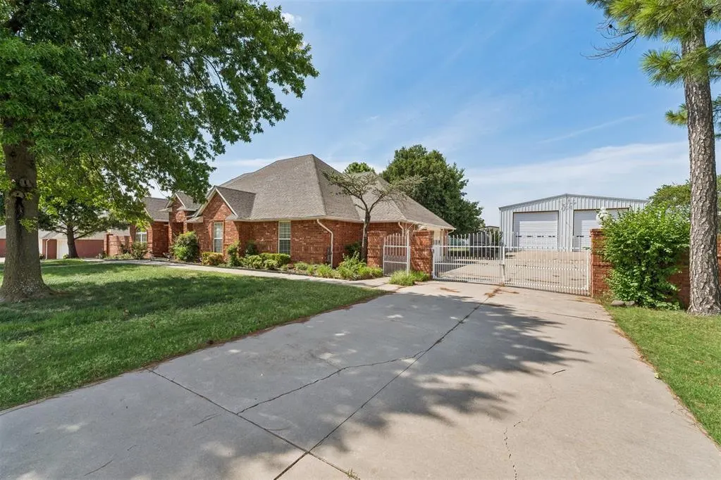 Photo 4 — 2109 NE 14th Street, Moore, OK 73160