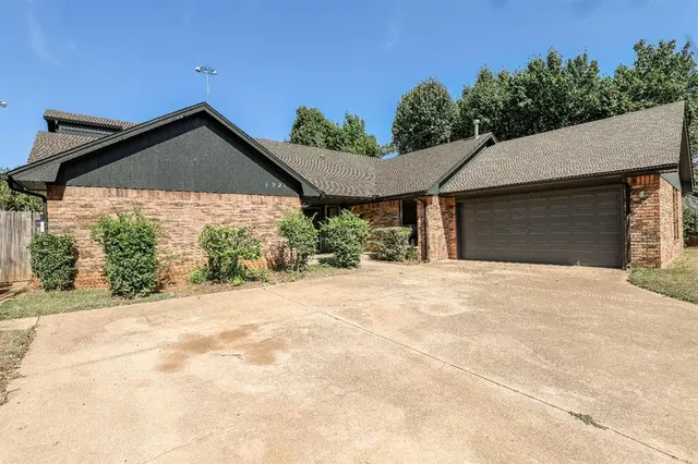 Photo 2 — 1321 Harding Avenue, Edmond, OK 73034
