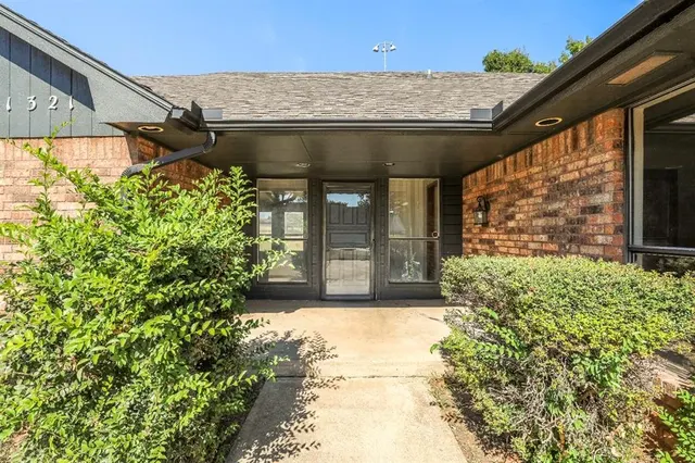 Photo 3 — 1321 Harding Avenue, Edmond, OK 73034