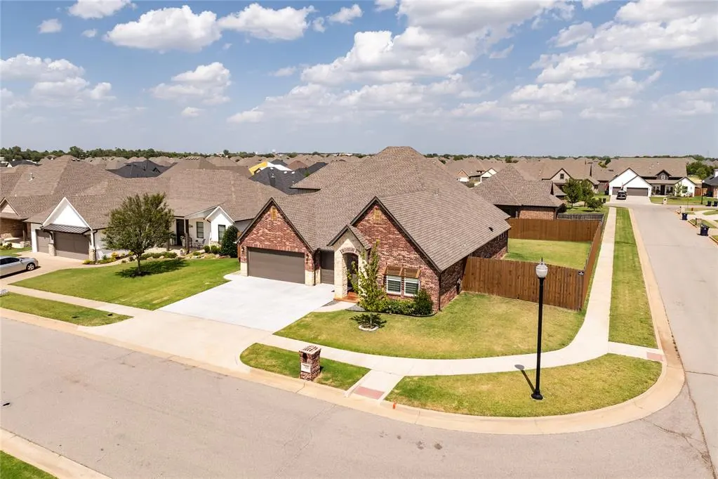 Front exterior — 300 Bray Lane, Yukon, OK 73099