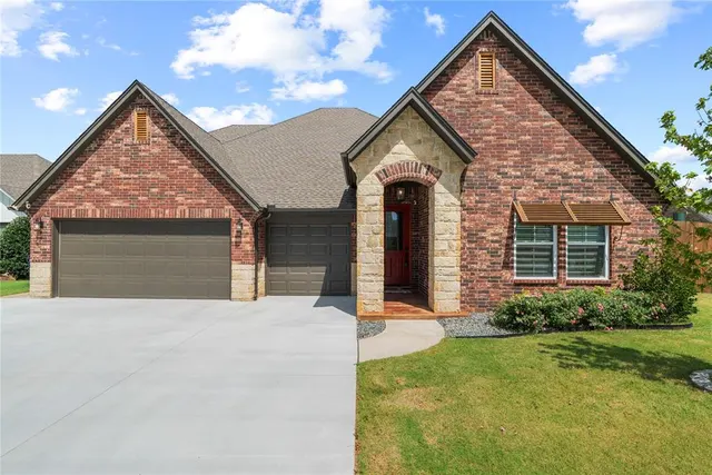 Photo 4 — 300 Bray Lane, Yukon, OK 73099