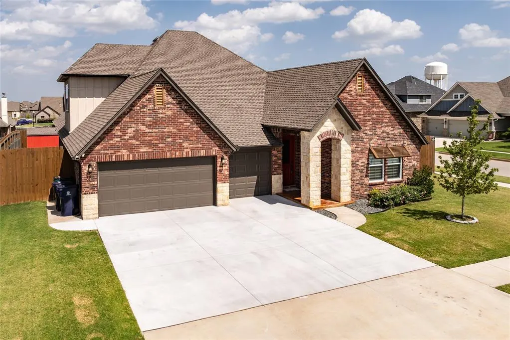 Photo 2 — 300 Bray Lane, Yukon, OK 73099