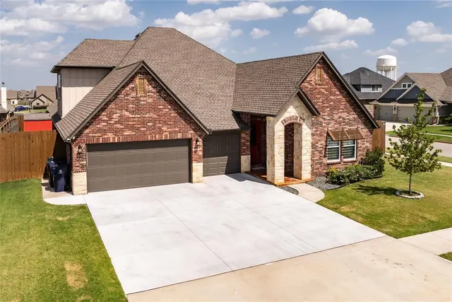 Photo 2 — 300 Bray Lane, Yukon, OK 73099
