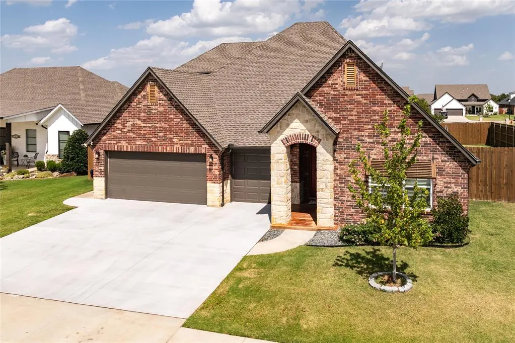 Photo 3 — 300 Bray Lane, Yukon, OK 73099