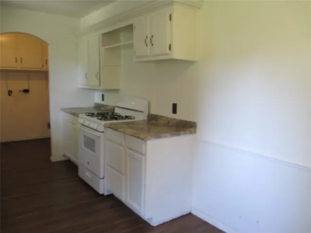 Photo 5 — 1052 NW 7th Place, Oklahoma City, OK 73160