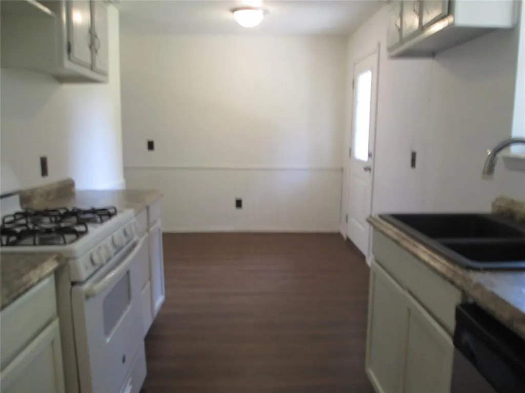 Photo 6 — 1052 NW 7th Place, Oklahoma City, OK 73160