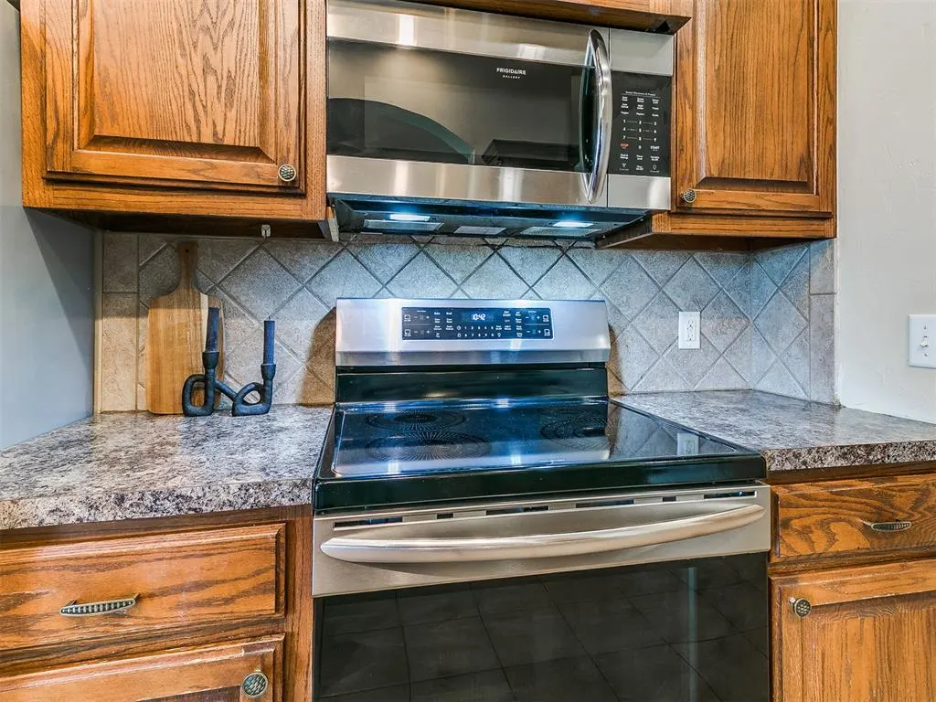 Photo 16 — 12201 Heathfield Lane, Oklahoma City, OK 73173