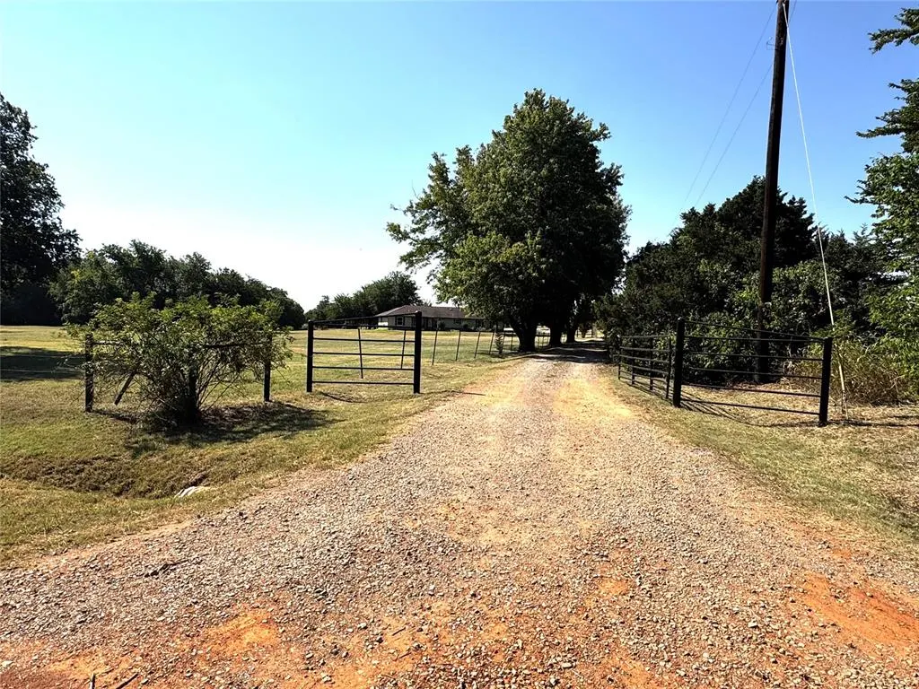 Photo 2 — 16627 W Forrest Hills Road, Cashion, OK 73016