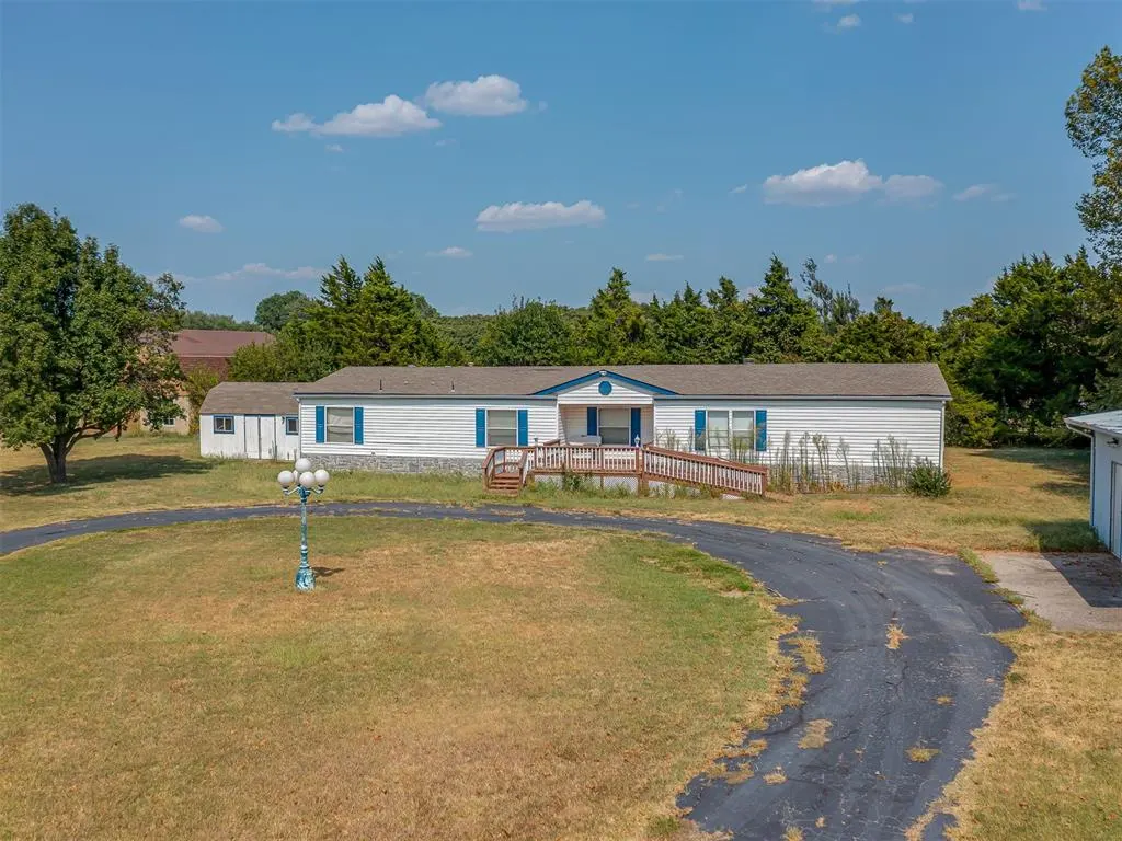 Front exterior — 16099 Rolling Hills Road 1/2, Yukon, OK 73099
