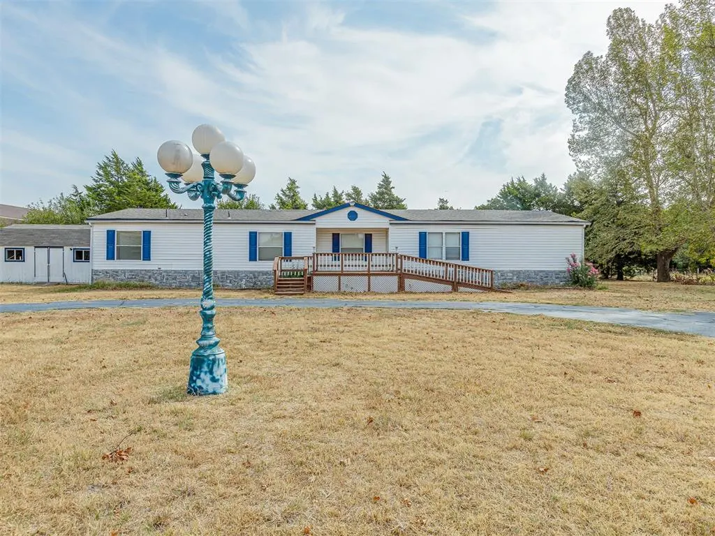 Front exterior — 16099 Rolling Hills Road 1/2, Yukon, OK 73099