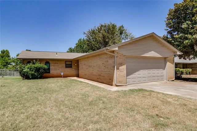 Front exterior — 1100 Ridgeway Drive, Yukon, OK 73099