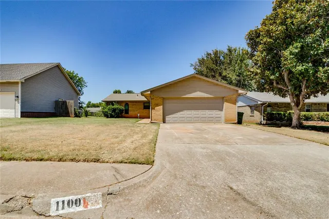 Photo 3 — 1100 Ridgeway Drive, Yukon, OK 73099