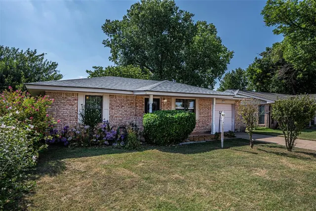 Photo 5 — 411 S Brookview Lane, Mustang, OK 73064