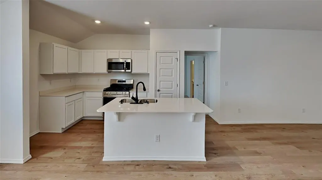 Photo 5 — 10040 Appaloosa Lane, Yukon, OK 73099