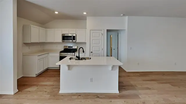 Photo 5 — 10040 Appaloosa Lane, Yukon, OK 73099