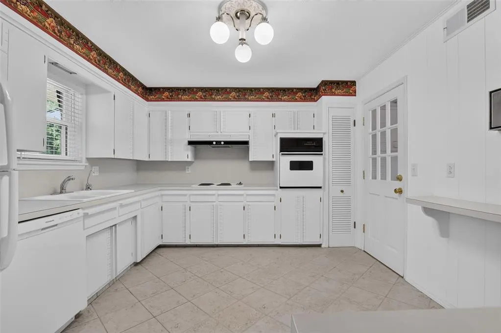 Photo 10 — 1712 Westbrooke Terrace, Norman, OK 73072