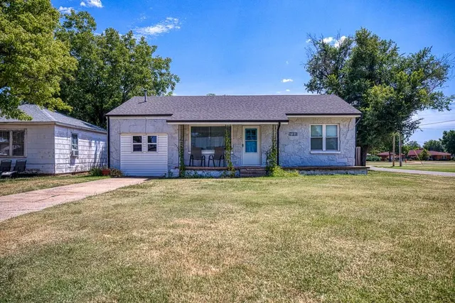 Photo 2 — 723 S 10th Street, Kingfisher, OK 73750